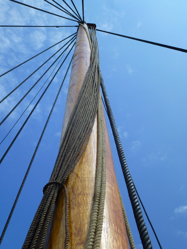 main-ropes-and-block-to-haul-the-main-sail-up-into-position