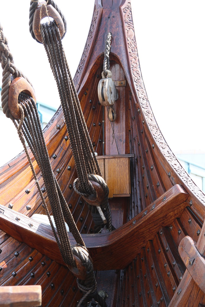 rigging-and-intricate-nordic-wood-carvings