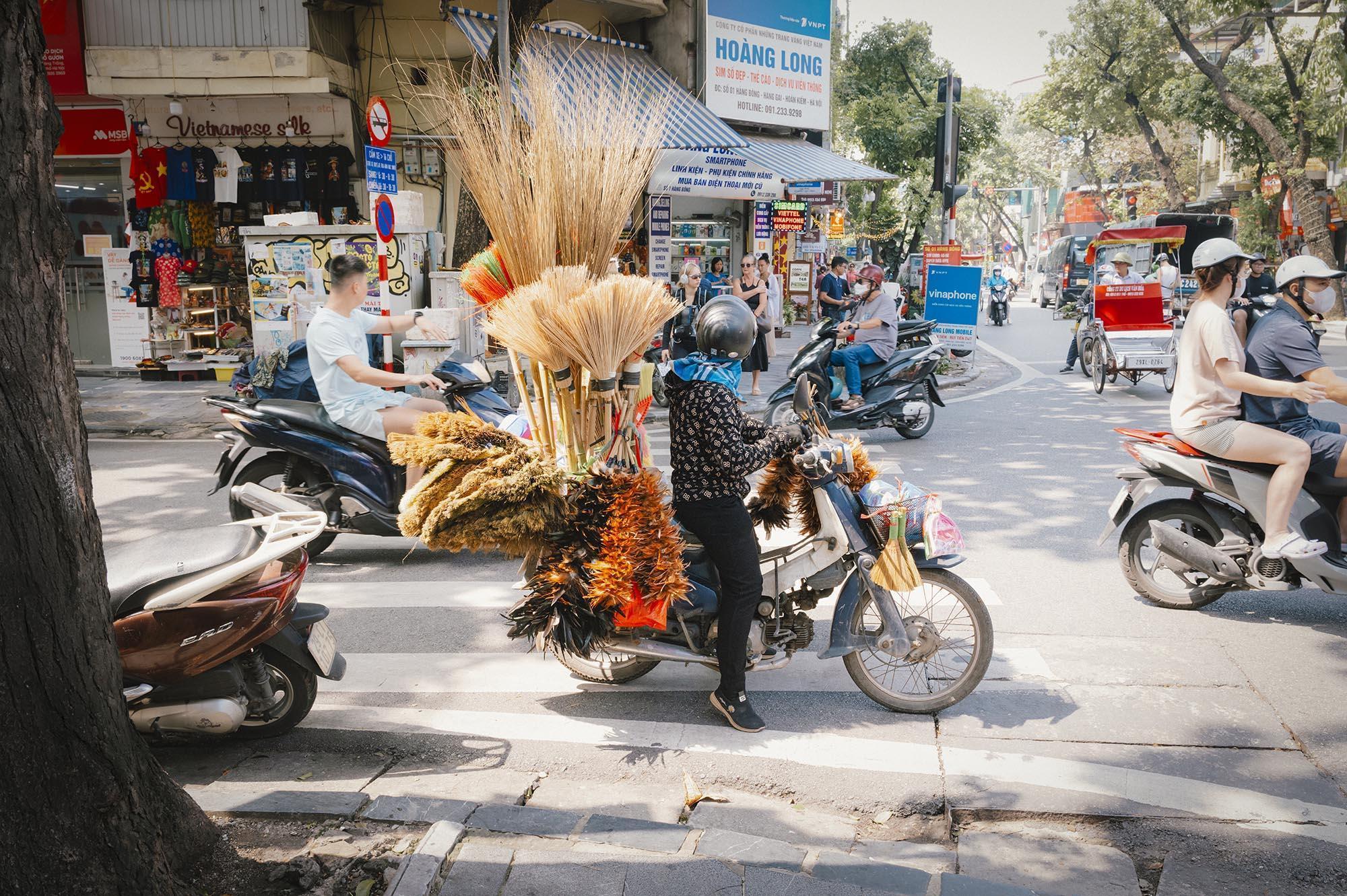 brushes-by-scooter-hanoi